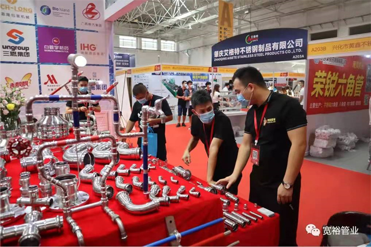 寬裕工程師對(duì)于不銹鋼水管配件的詳細(xì)講解，讓客戶更加詳細(xì)的了解產(chǎn)品